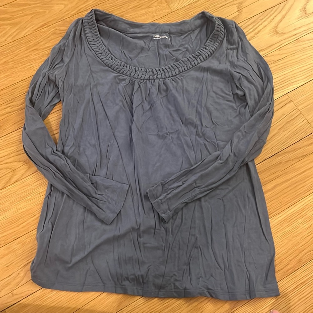 Gap maternity tee

*Bundle maternity for savings*